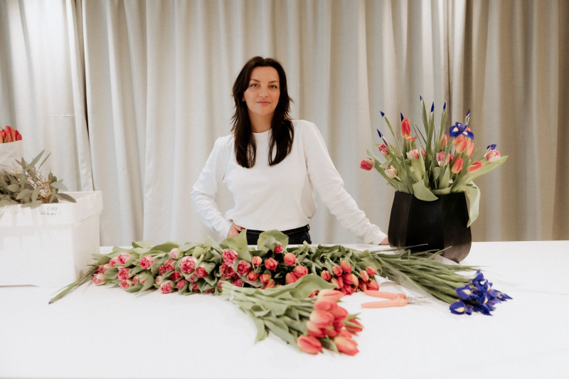 Bettina Stork, Visual Merchandiser - Bettina Stork weiß, wie man Geschichten ohne Worte erzählt. Die Gründerin von The Creative Room übersetzt die Essenz von <em>Retterspitz</em> in eine feinsinnige Store-Dekoration, die die Naturverbundenheit der Brand spürbar macht. Dabei sind es vor allem Kleinigkeiten, die für sie den großen Unterschied machen.